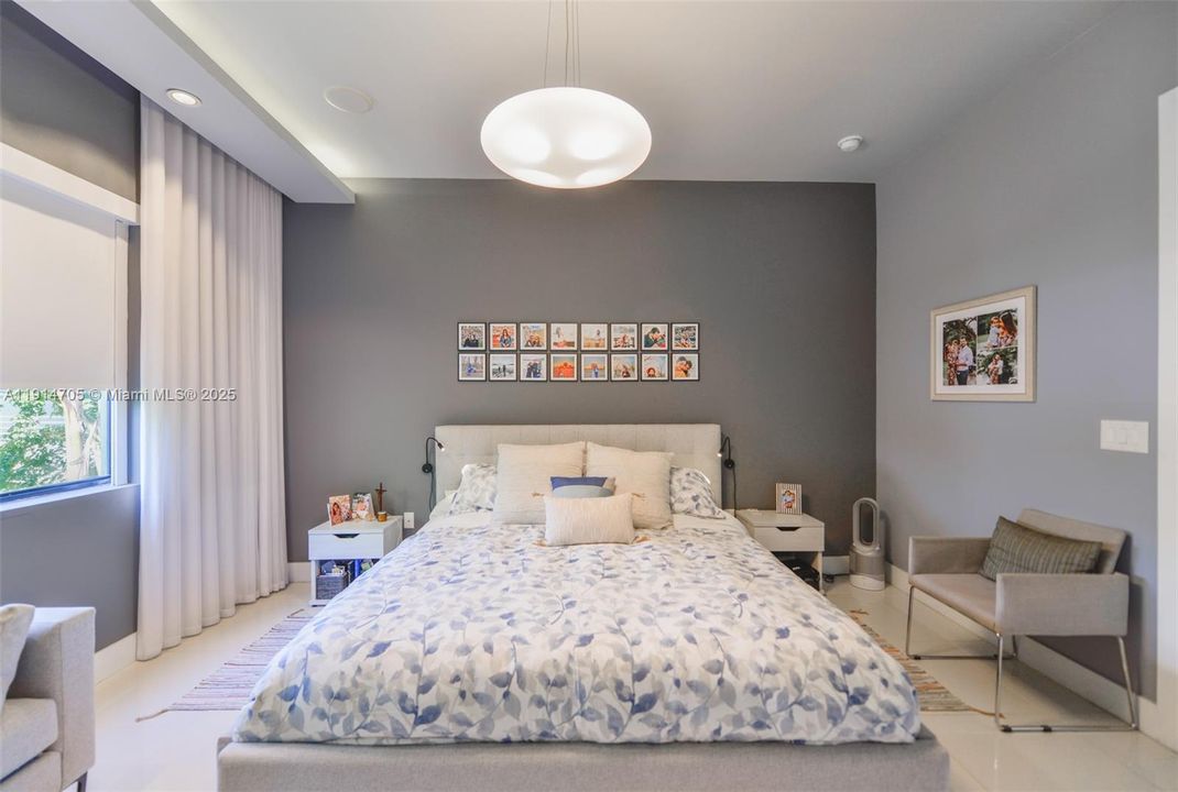 2ND FLOOR - MASTER BED