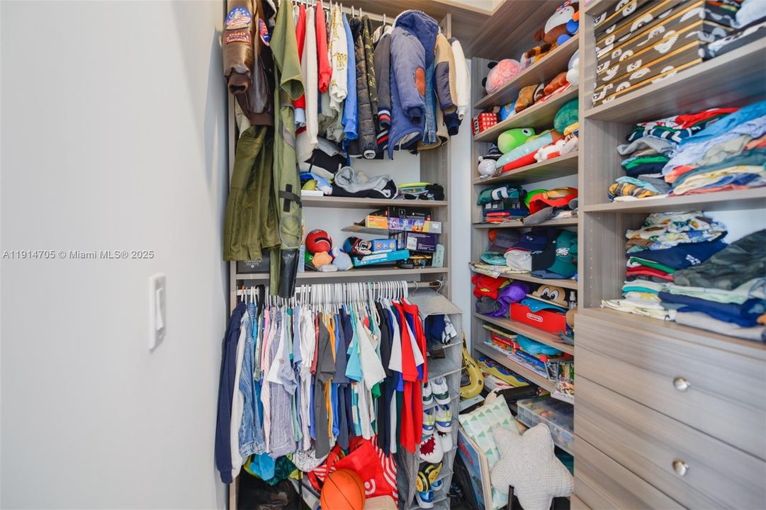 2ND BED WALKING CLOSET