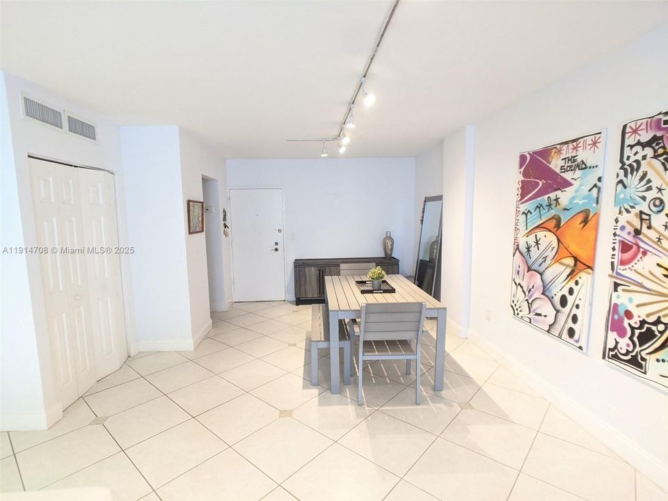 For Rent: $3,000 (1 beds, 1 baths, 850 Square Feet)