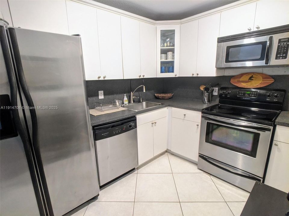 For Rent: $3,000 (1 beds, 1 baths, 850 Square Feet)
