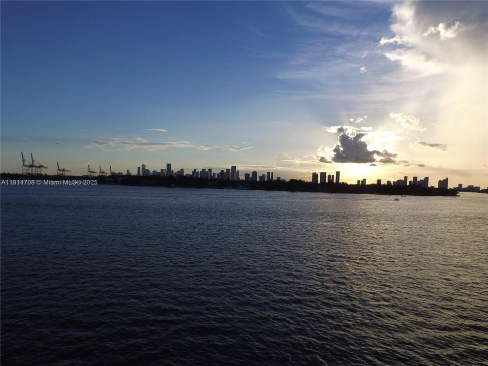 For Rent: $3,000 (1 beds, 1 baths, 850 Square Feet)