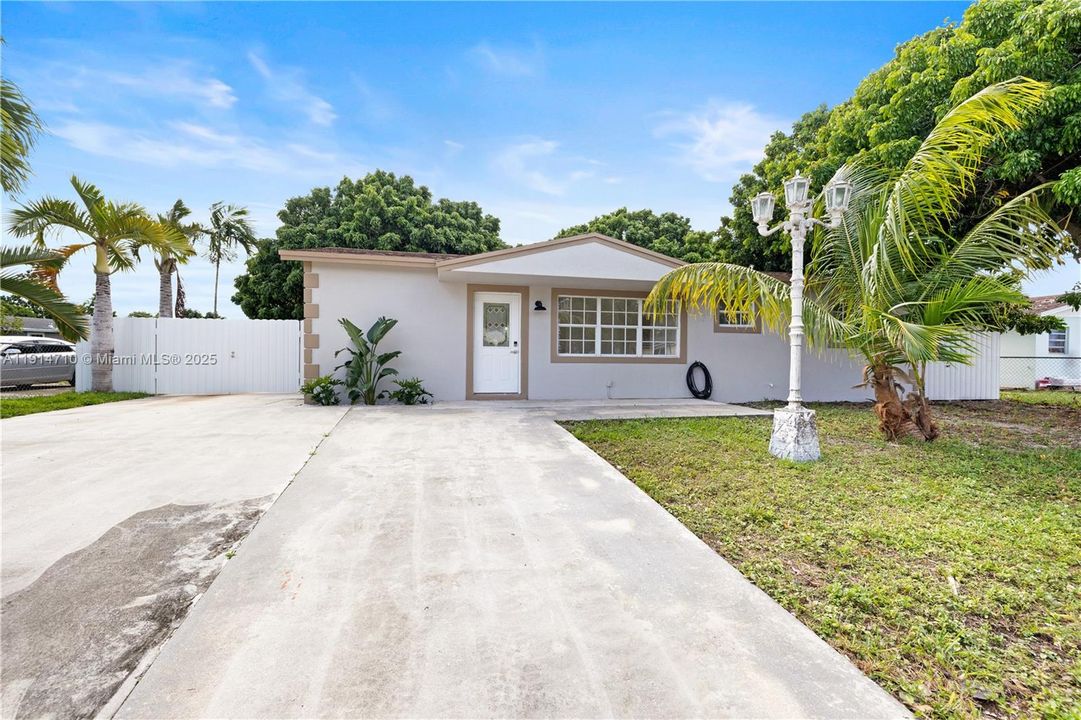 Active With Contract: $439,000 (3 beds, 1 baths, 1078 Square Feet)