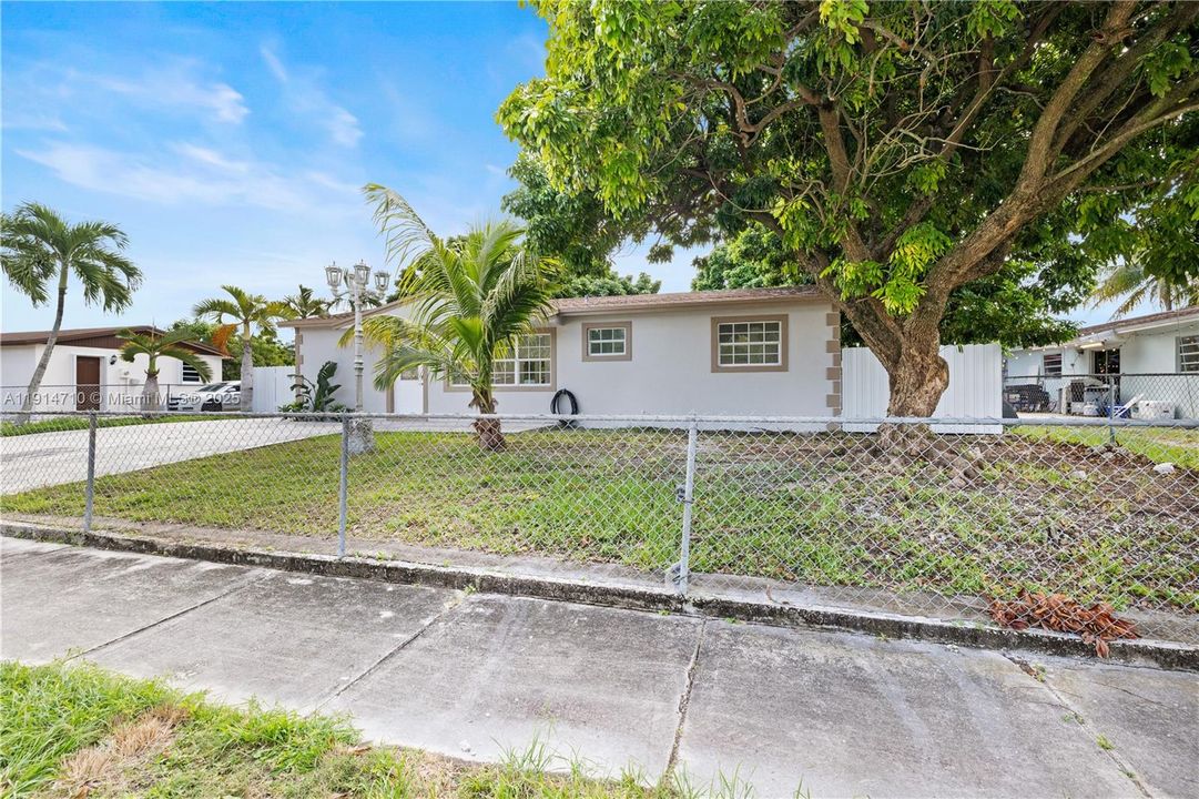 Active With Contract: $439,000 (3 beds, 1 baths, 1078 Square Feet)