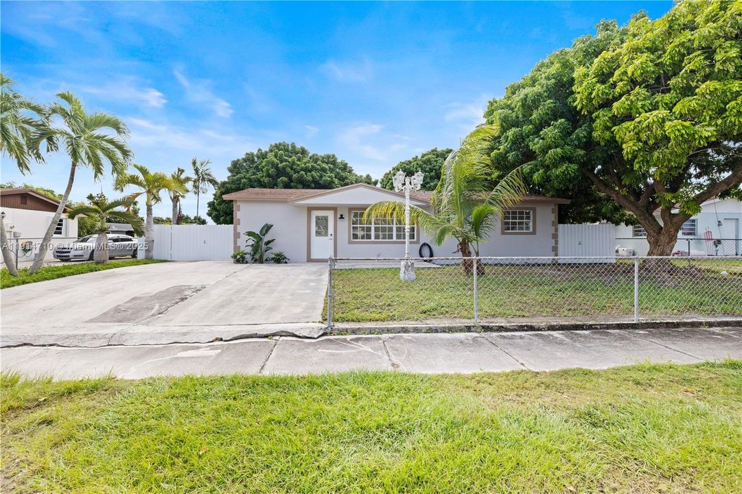 Active With Contract: $439,000 (3 beds, 1 baths, 1078 Square Feet)