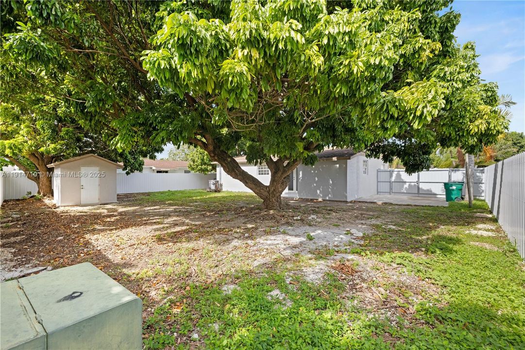 Active With Contract: $439,000 (3 beds, 1 baths, 1078 Square Feet)