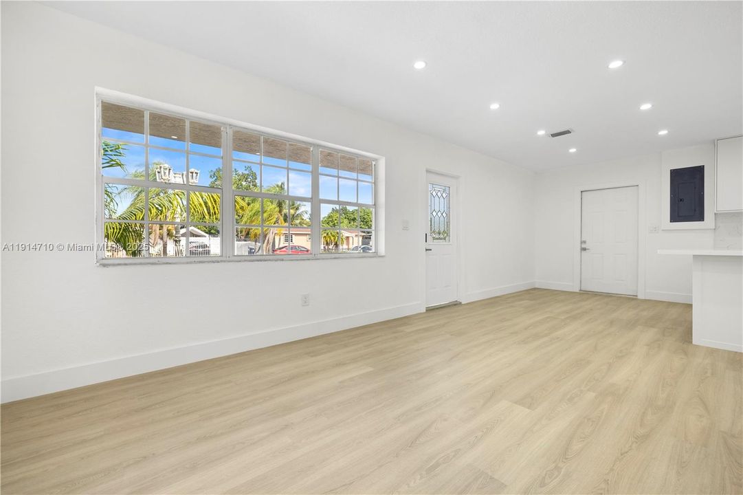 Active With Contract: $439,000 (3 beds, 1 baths, 1078 Square Feet)