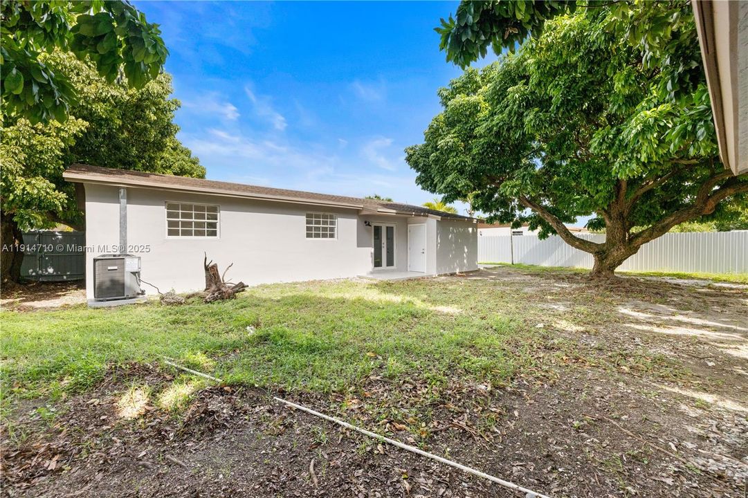 Active With Contract: $439,000 (3 beds, 1 baths, 1078 Square Feet)