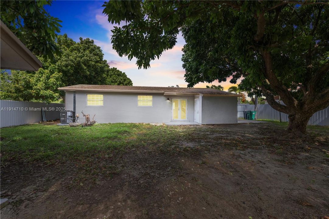 Active With Contract: $439,000 (3 beds, 1 baths, 1078 Square Feet)