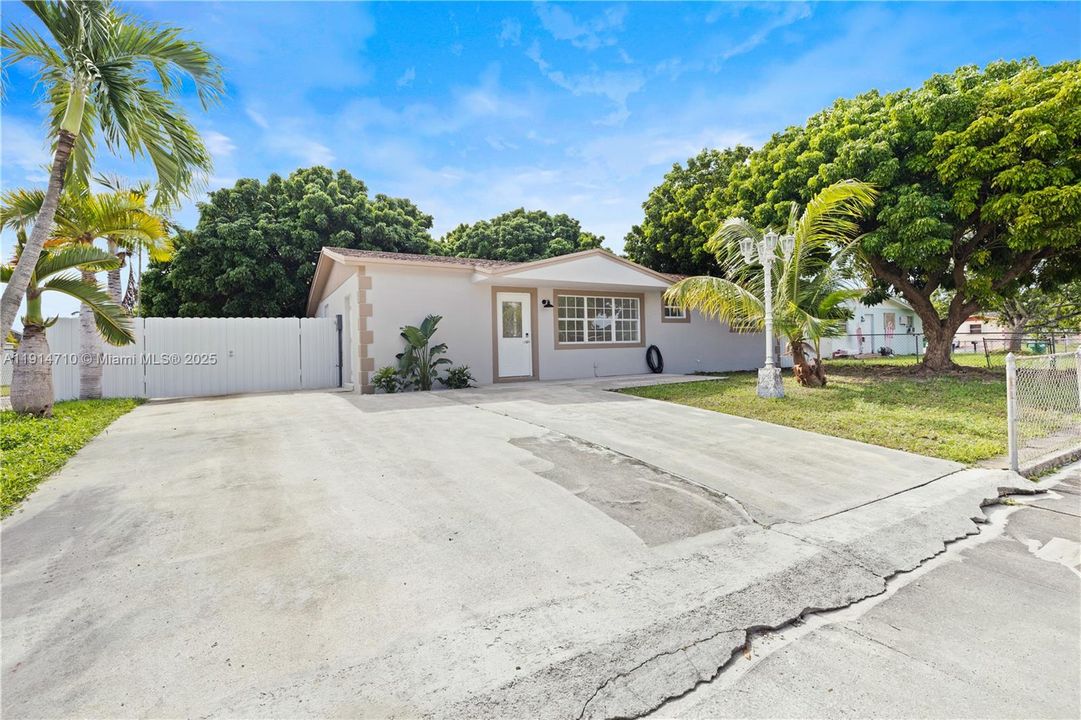 Active With Contract: $439,000 (3 beds, 1 baths, 1078 Square Feet)