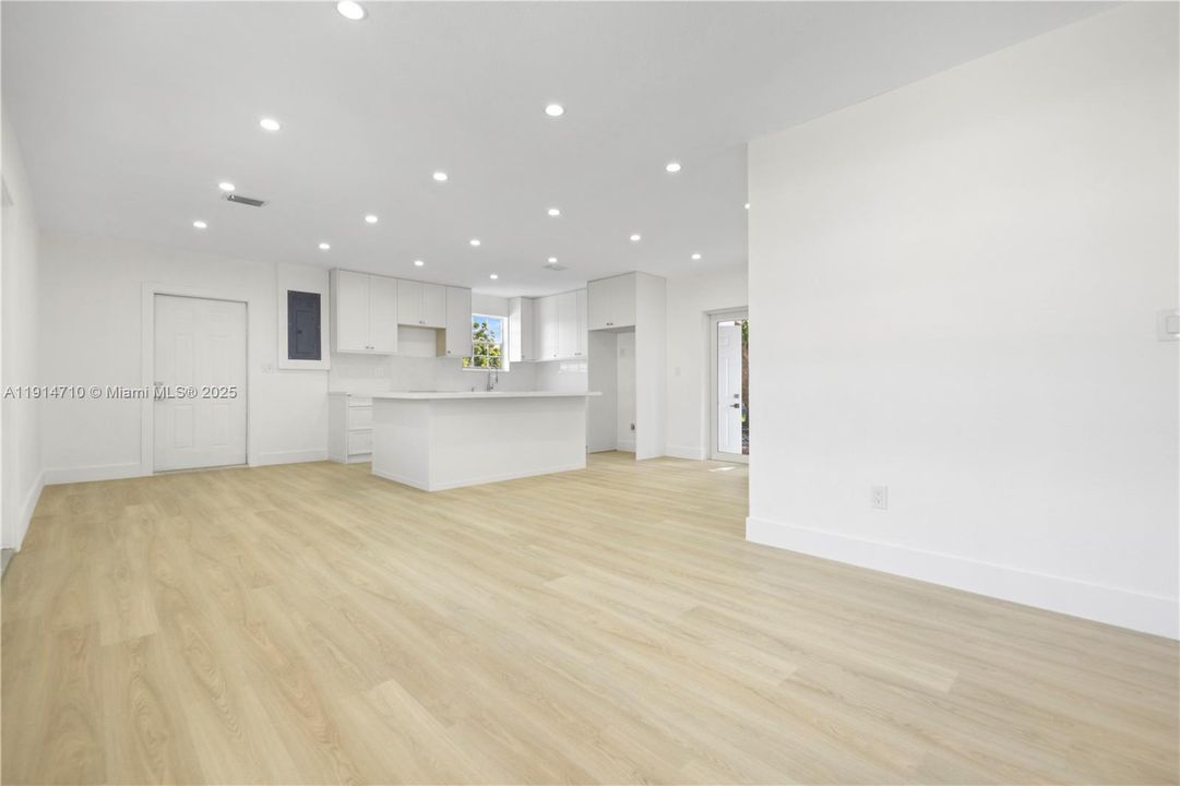 Active With Contract: $439,000 (3 beds, 1 baths, 1078 Square Feet)