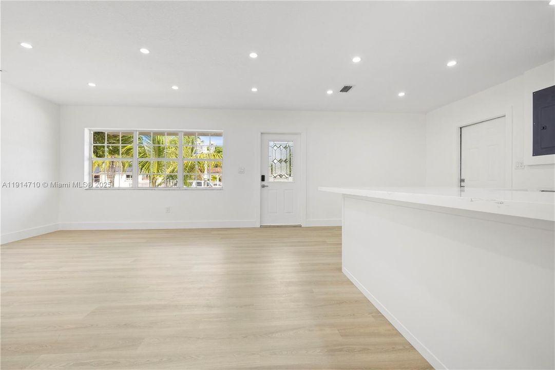 Active With Contract: $439,000 (3 beds, 1 baths, 1078 Square Feet)