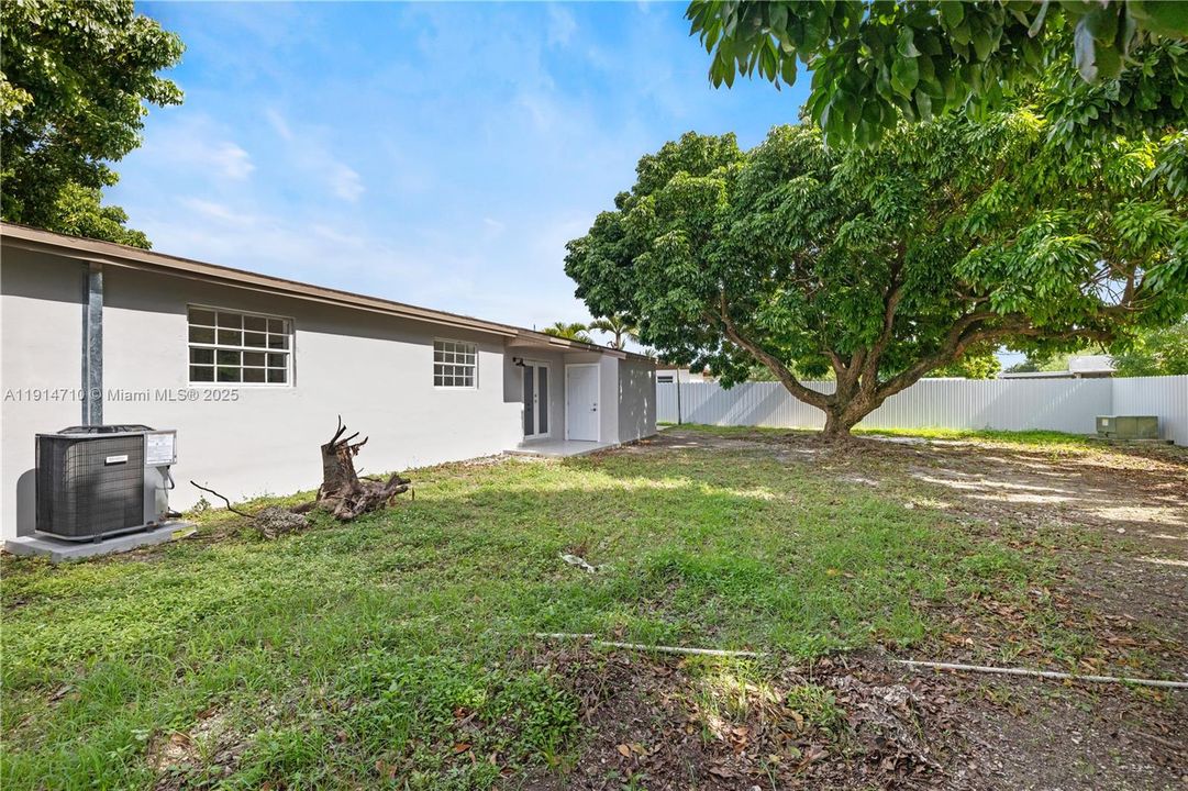 Active With Contract: $439,000 (3 beds, 1 baths, 1078 Square Feet)