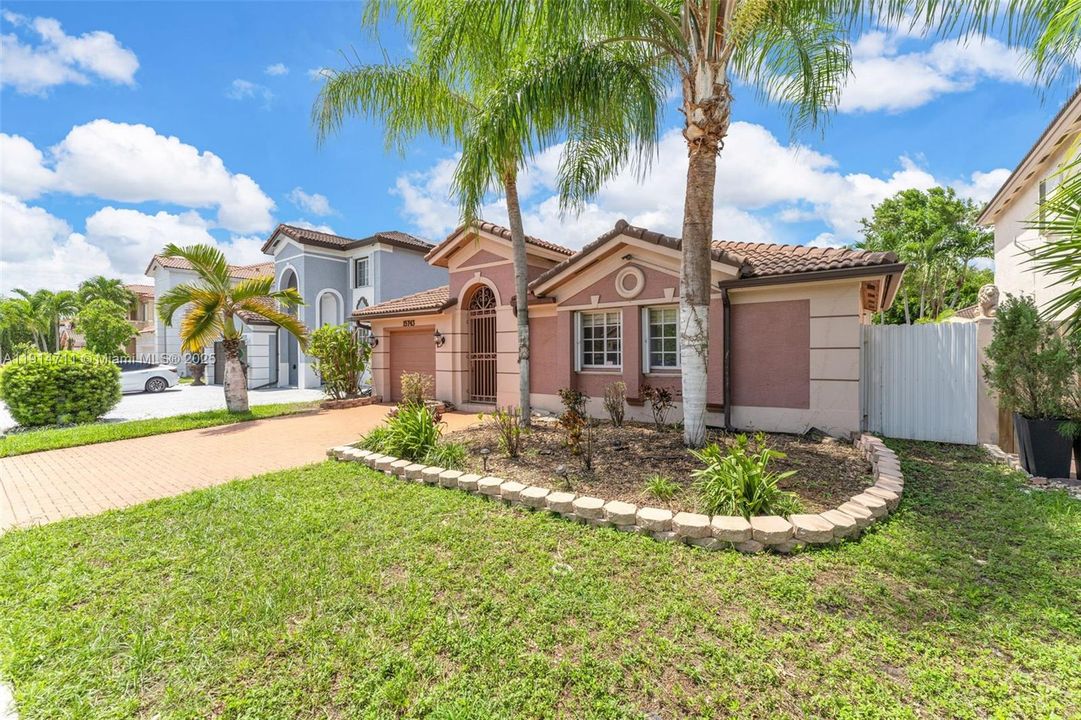 Activo con contrato: $629,999 (3 camas, 2 baños, 1567 Pies cuadrados)