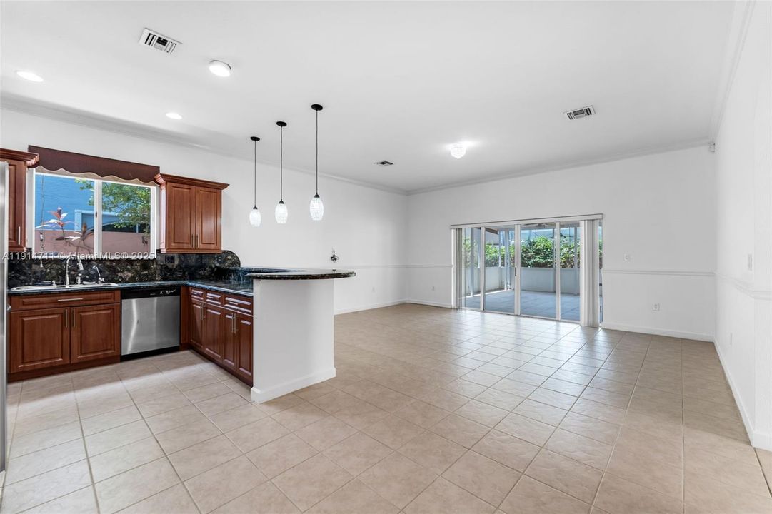 Activo con contrato: $629,999 (3 camas, 2 baños, 1567 Pies cuadrados)