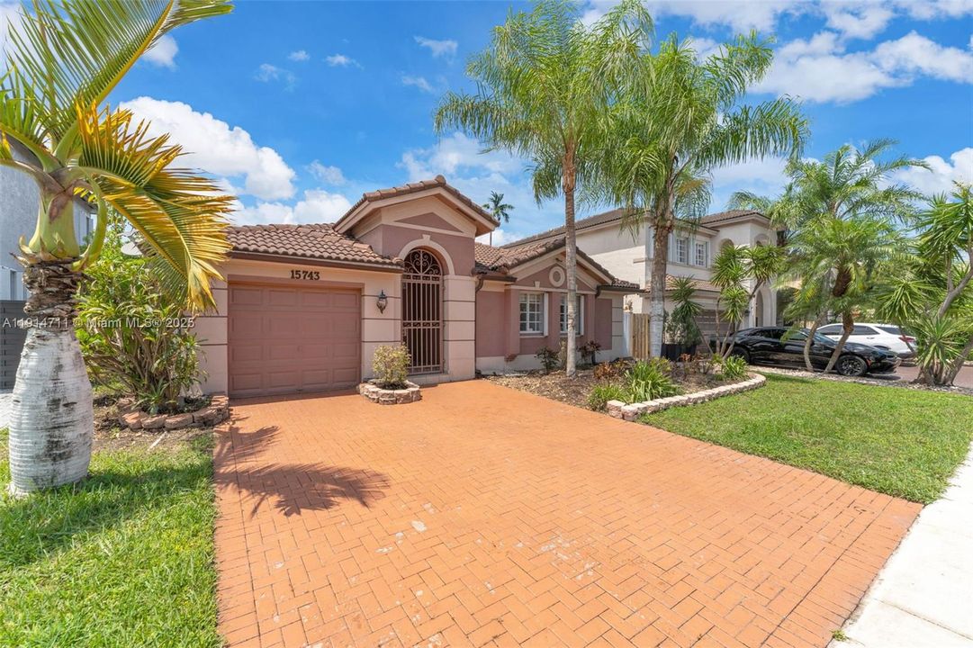 Activo con contrato: $629,999 (3 camas, 2 baños, 1567 Pies cuadrados)