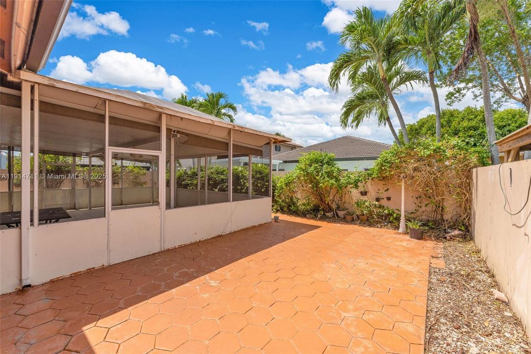 Activo con contrato: $629,999 (3 camas, 2 baños, 1567 Pies cuadrados)