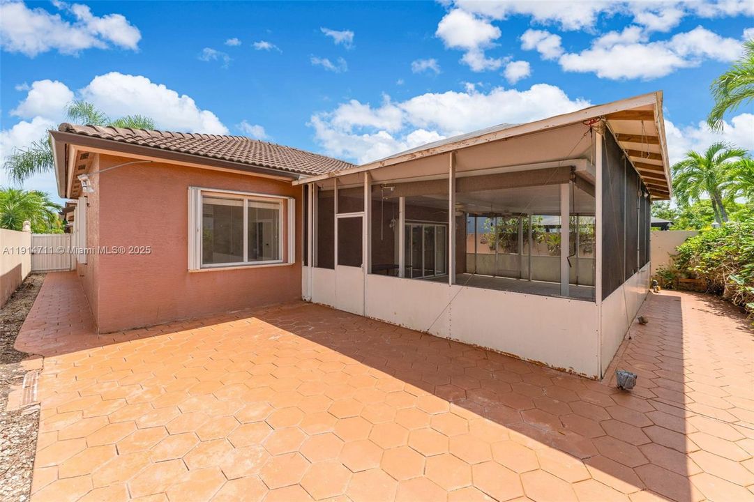 Activo con contrato: $629,999 (3 camas, 2 baños, 1567 Pies cuadrados)