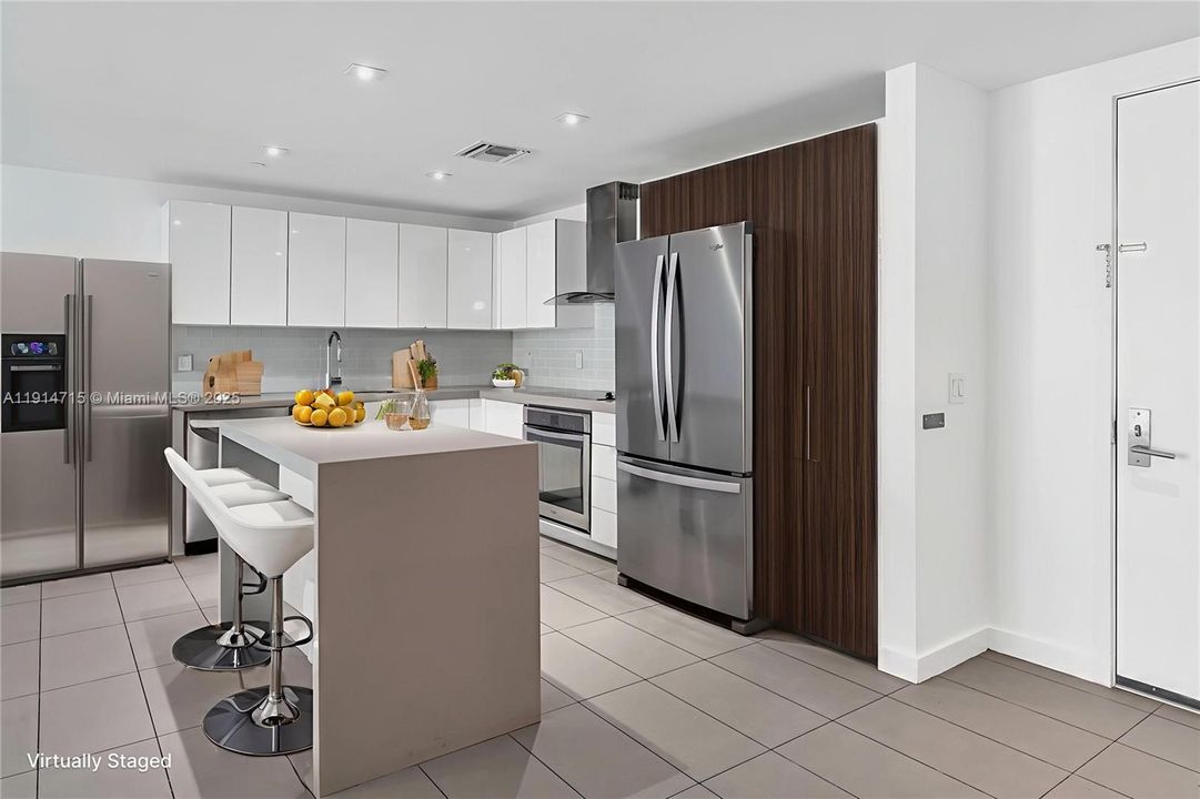 For Sale: $430,000 (1 beds, 1 baths, 752 Square Feet)