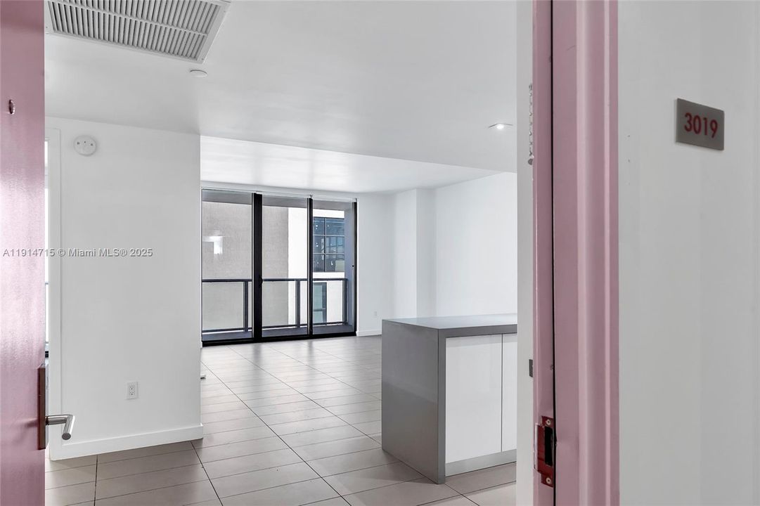 For Sale: $430,000 (1 beds, 1 baths, 752 Square Feet)