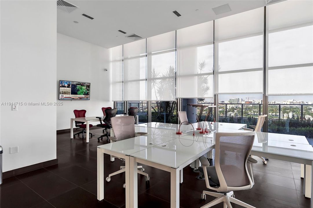 For Sale: $430,000 (1 beds, 1 baths, 752 Square Feet)