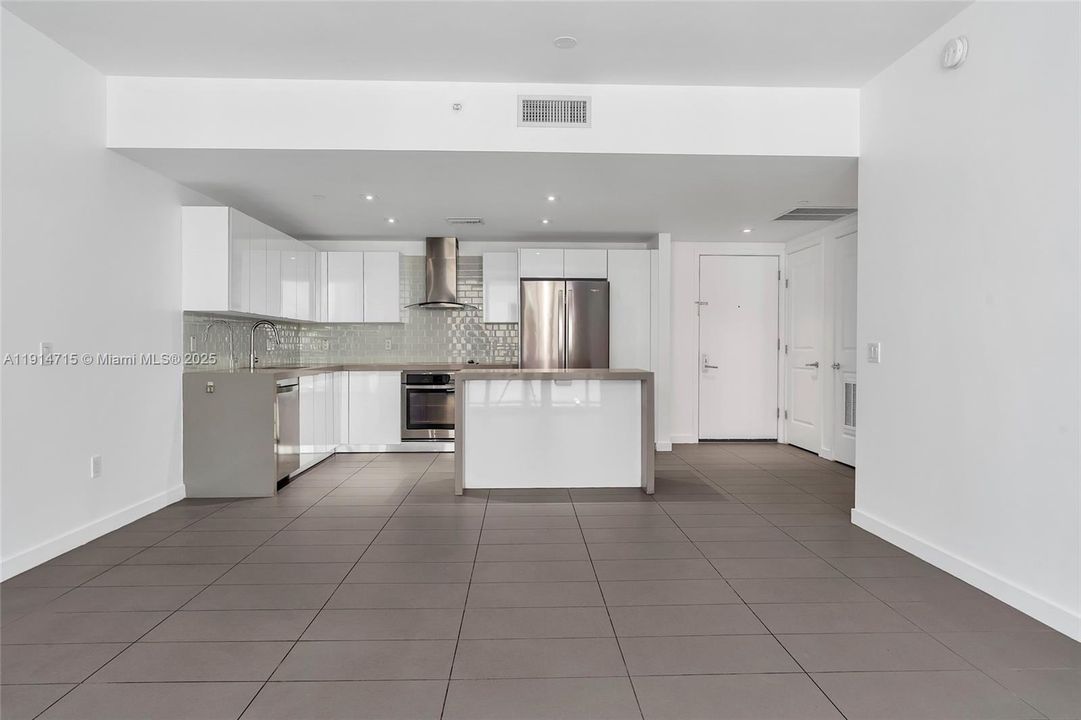 For Sale: $430,000 (1 beds, 1 baths, 752 Square Feet)