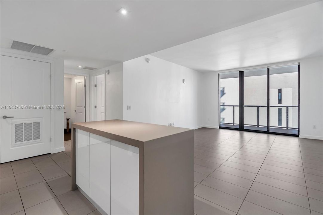 For Sale: $430,000 (1 beds, 1 baths, 752 Square Feet)