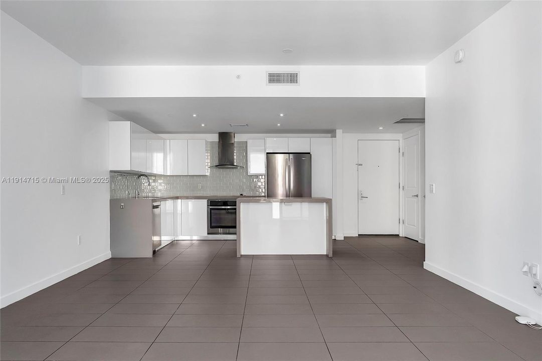 For Sale: $430,000 (1 beds, 1 baths, 752 Square Feet)