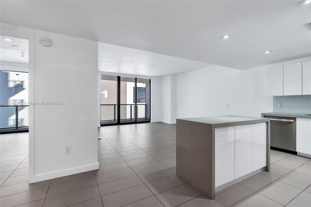 For Sale: $430,000 (1 beds, 1 baths, 752 Square Feet)