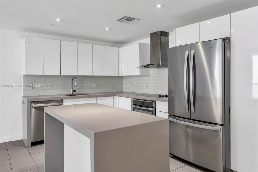 For Sale: $430,000 (1 beds, 1 baths, 752 Square Feet)