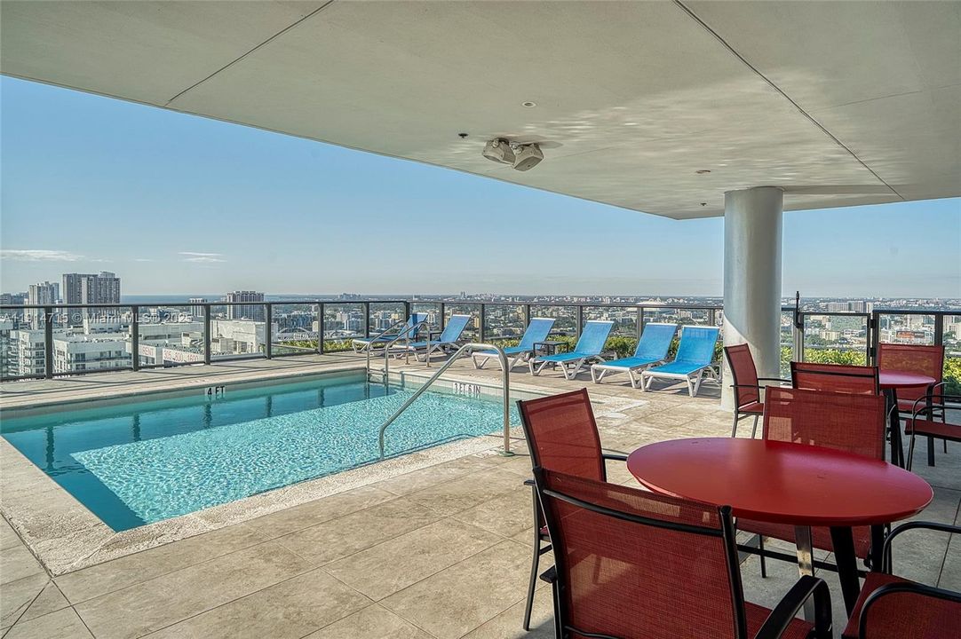 For Sale: $430,000 (1 beds, 1 baths, 752 Square Feet)