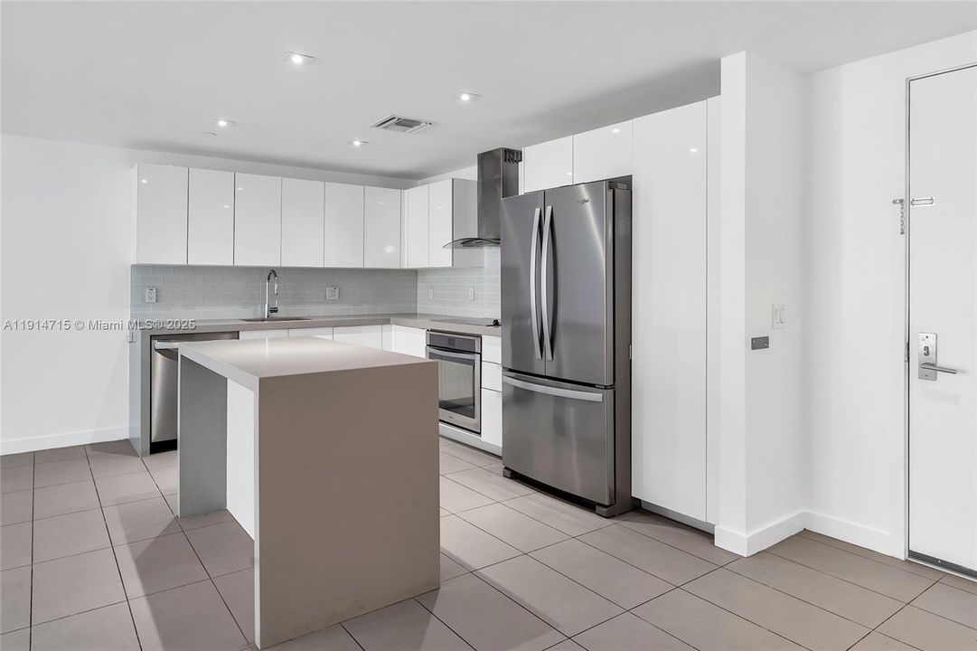 For Sale: $430,000 (1 beds, 1 baths, 752 Square Feet)