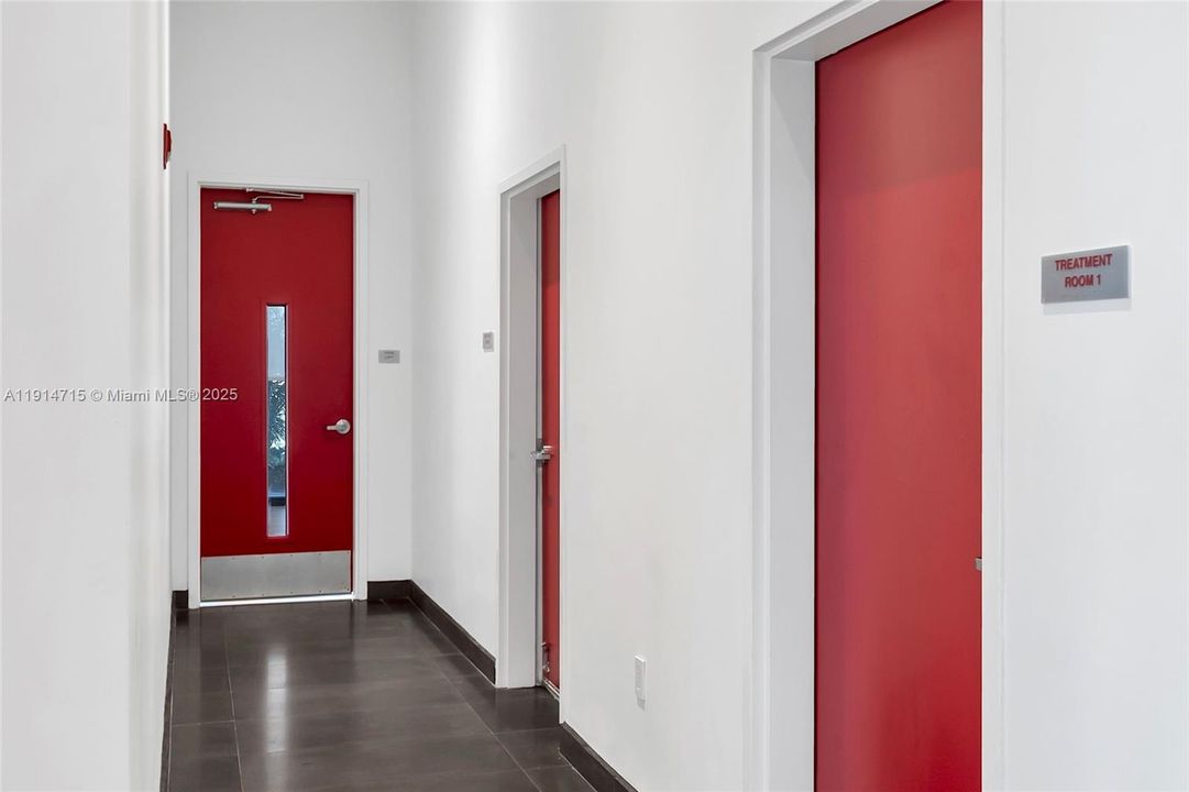 For Sale: $430,000 (1 beds, 1 baths, 752 Square Feet)