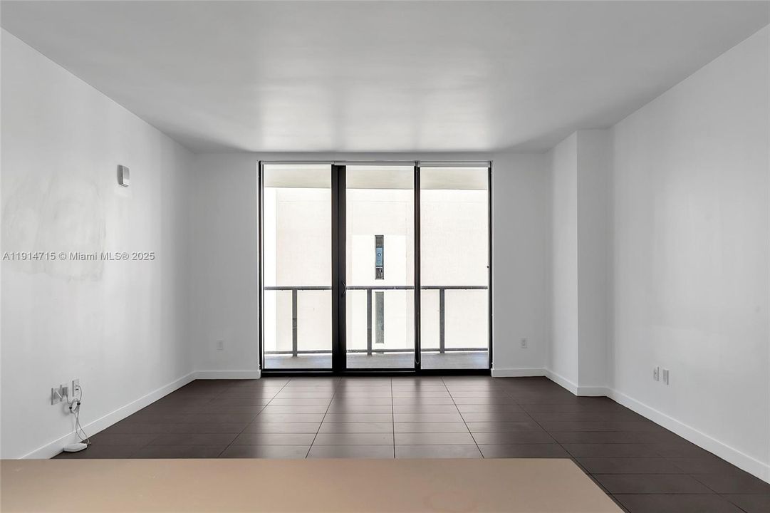 For Sale: $430,000 (1 beds, 1 baths, 752 Square Feet)