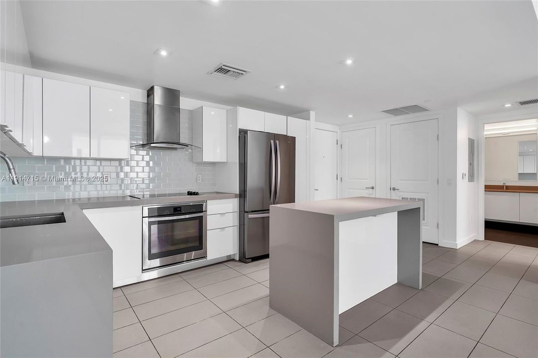 For Sale: $430,000 (1 beds, 1 baths, 752 Square Feet)