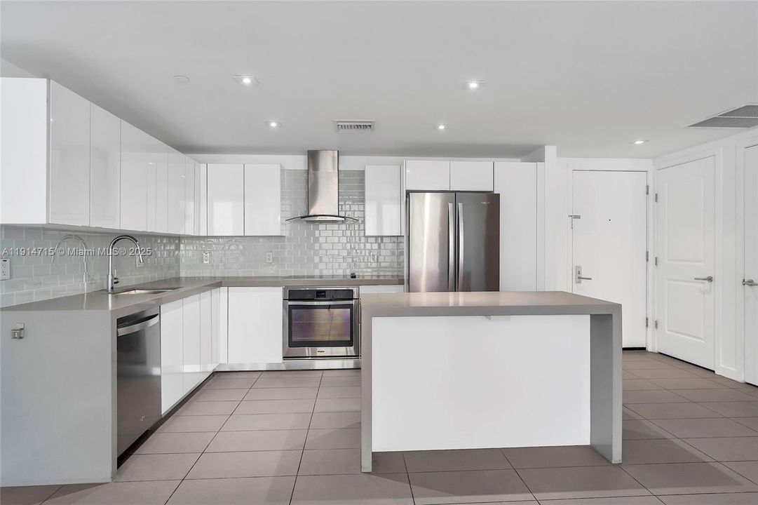 For Sale: $430,000 (1 beds, 1 baths, 752 Square Feet)