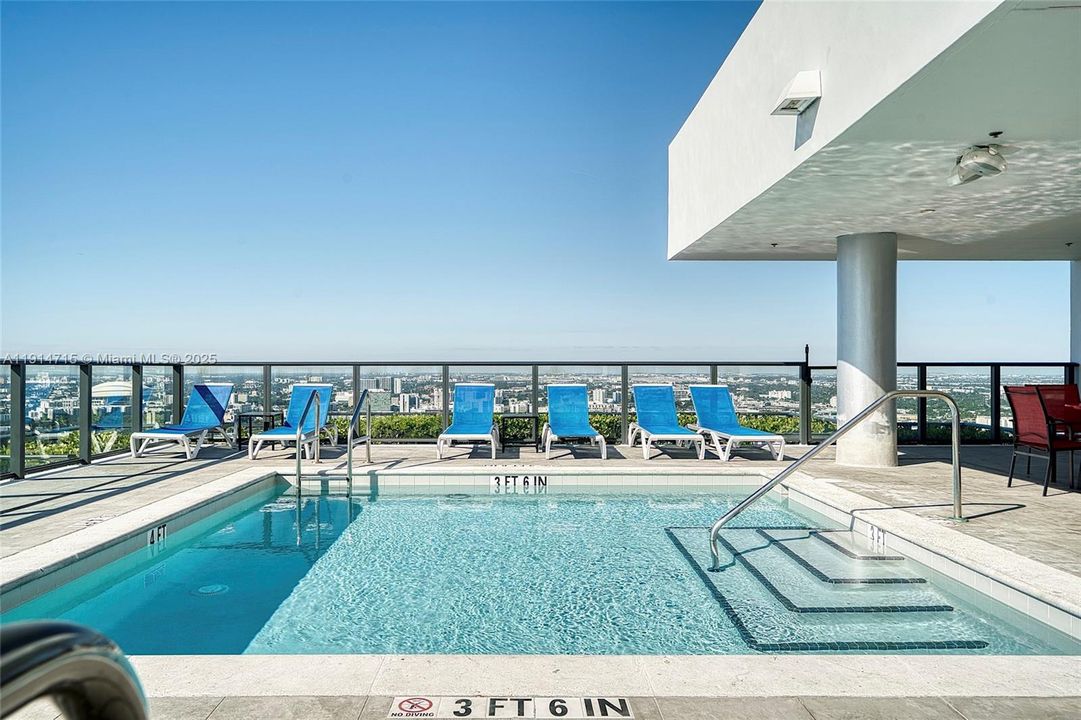 For Sale: $430,000 (1 beds, 1 baths, 752 Square Feet)