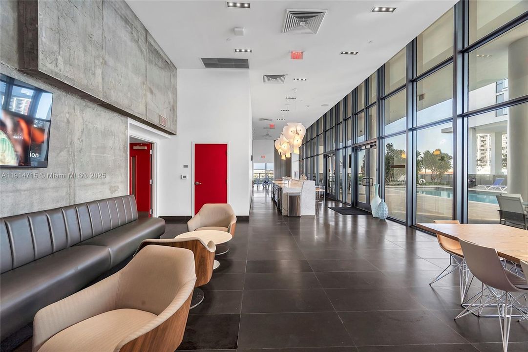 For Sale: $430,000 (1 beds, 1 baths, 752 Square Feet)