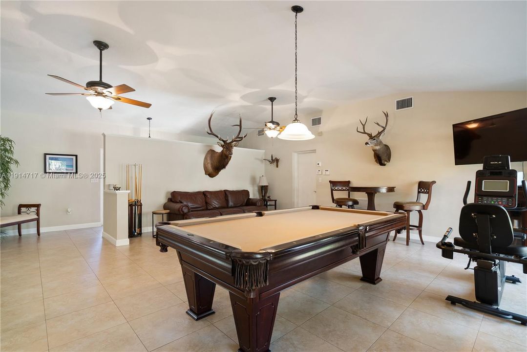 En Venta: $1,099,000 (3 camas, 2 baños, 3270 Pies cuadrados)