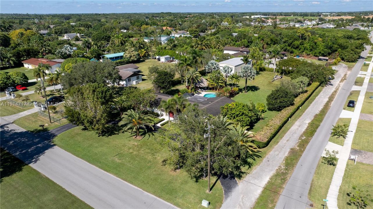 En Venta: $1,099,000 (3 camas, 2 baños, 3270 Pies cuadrados)