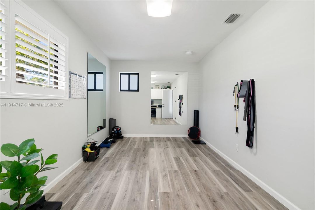 En Venta: $1,099,000 (3 camas, 2 baños, 3270 Pies cuadrados)