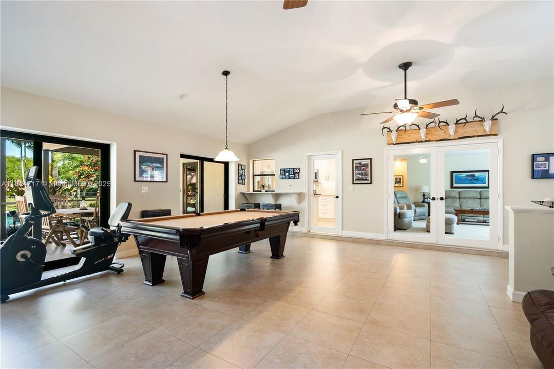 En Venta: $1,099,000 (3 camas, 2 baños, 3270 Pies cuadrados)