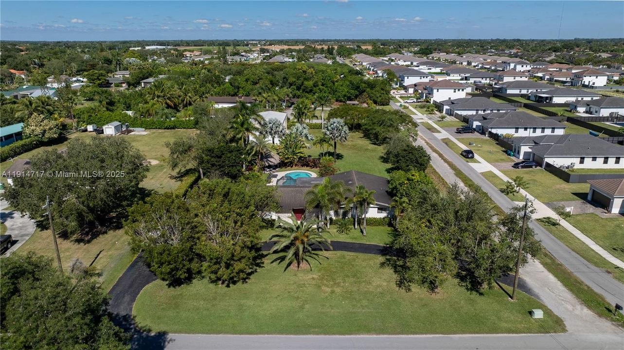 En Venta: $1,099,000 (3 camas, 2 baños, 3270 Pies cuadrados)