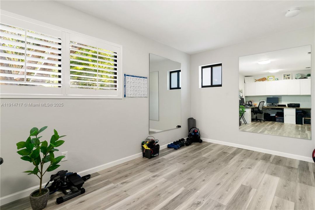 En Venta: $1,099,000 (3 camas, 2 baños, 3270 Pies cuadrados)