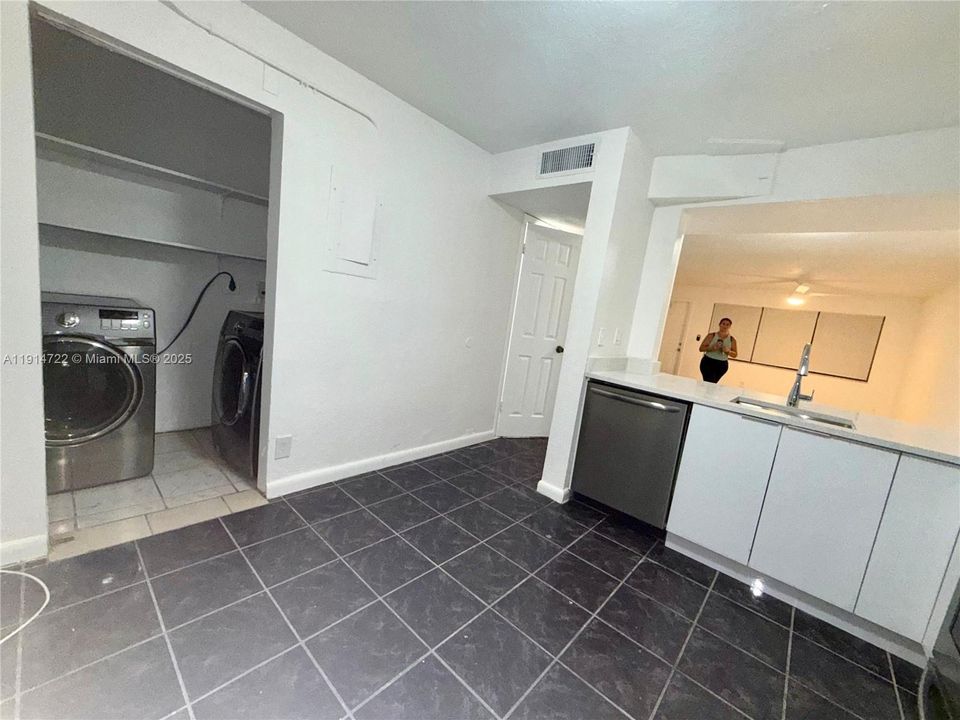 Active With Contract: $1,750 (2 beds, 2 baths, 1096 Square Feet)