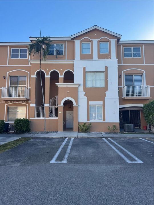 Active With Contract: $2,300 (2 beds, 2 baths, 1130 Square Feet)