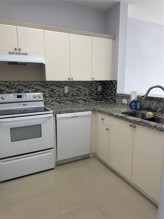 Active With Contract: $2,300 (2 beds, 2 baths, 1130 Square Feet)