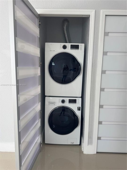 Active With Contract: $2,300 (2 beds, 2 baths, 1130 Square Feet)