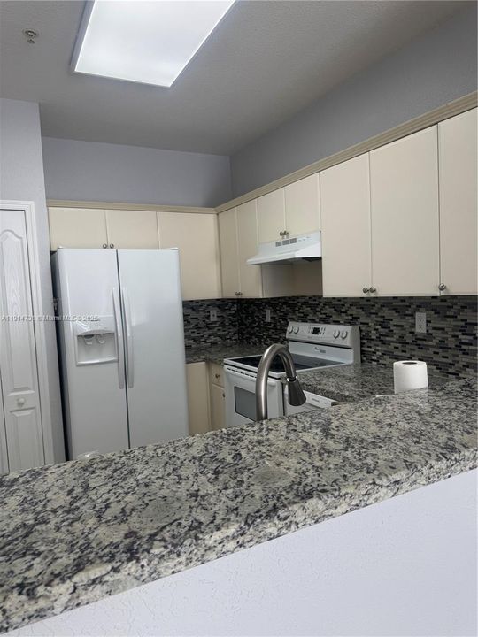 Active With Contract: $2,300 (2 beds, 2 baths, 1130 Square Feet)