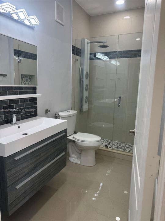 Active With Contract: $2,300 (2 beds, 2 baths, 1130 Square Feet)