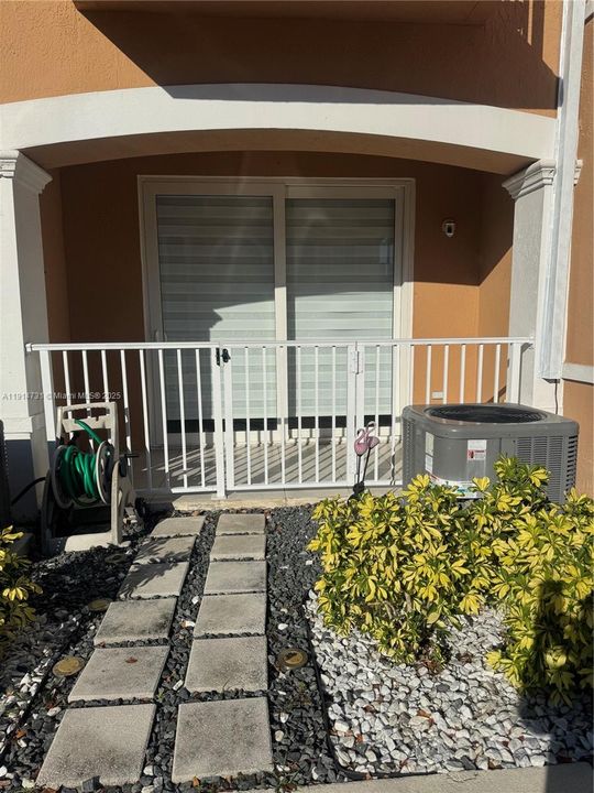 Active With Contract: $2,300 (2 beds, 2 baths, 1130 Square Feet)